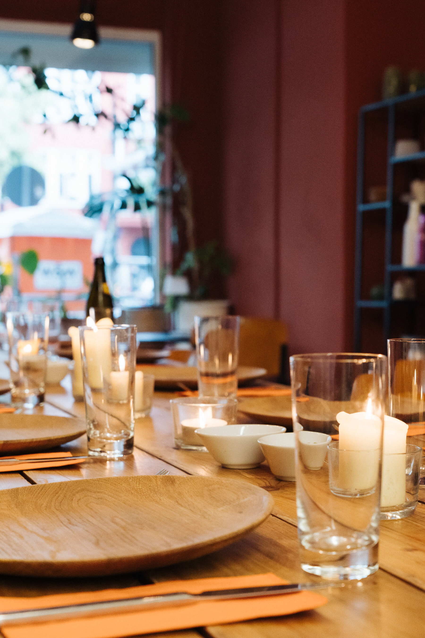 Warm table setting for a Tacos Berlin dinner